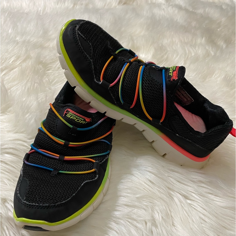 SKECHERS WOMEN'S SYNERGY LOVING LIFE WALKING SHOE